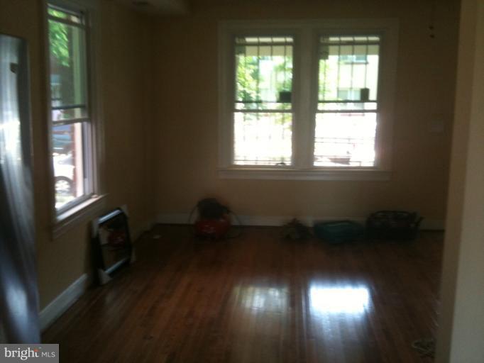 1418 Ridge Place Southeast Washington, DC 20020 - Photo 16 of 23 Living Room