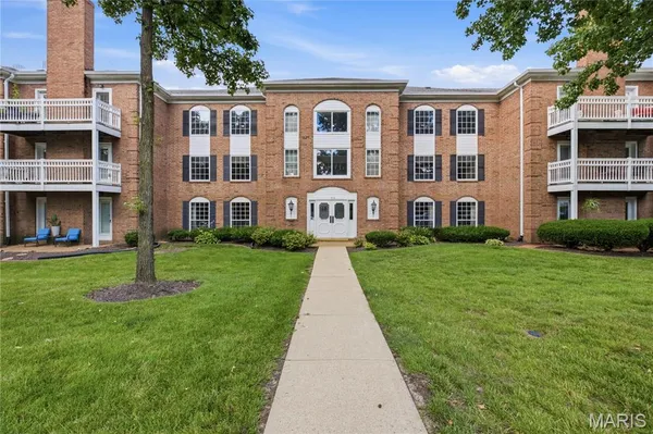 $185,000 | 974 Claytonbrook Drive, Unit 2D, Ballwin, MO 63011
