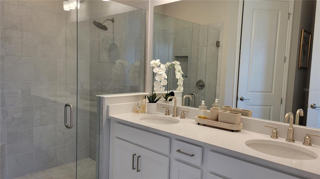 5419 Summit Glen Bradenton, FL 34203 - Photo 16 of 38 a bathroom with double sink and a mirror