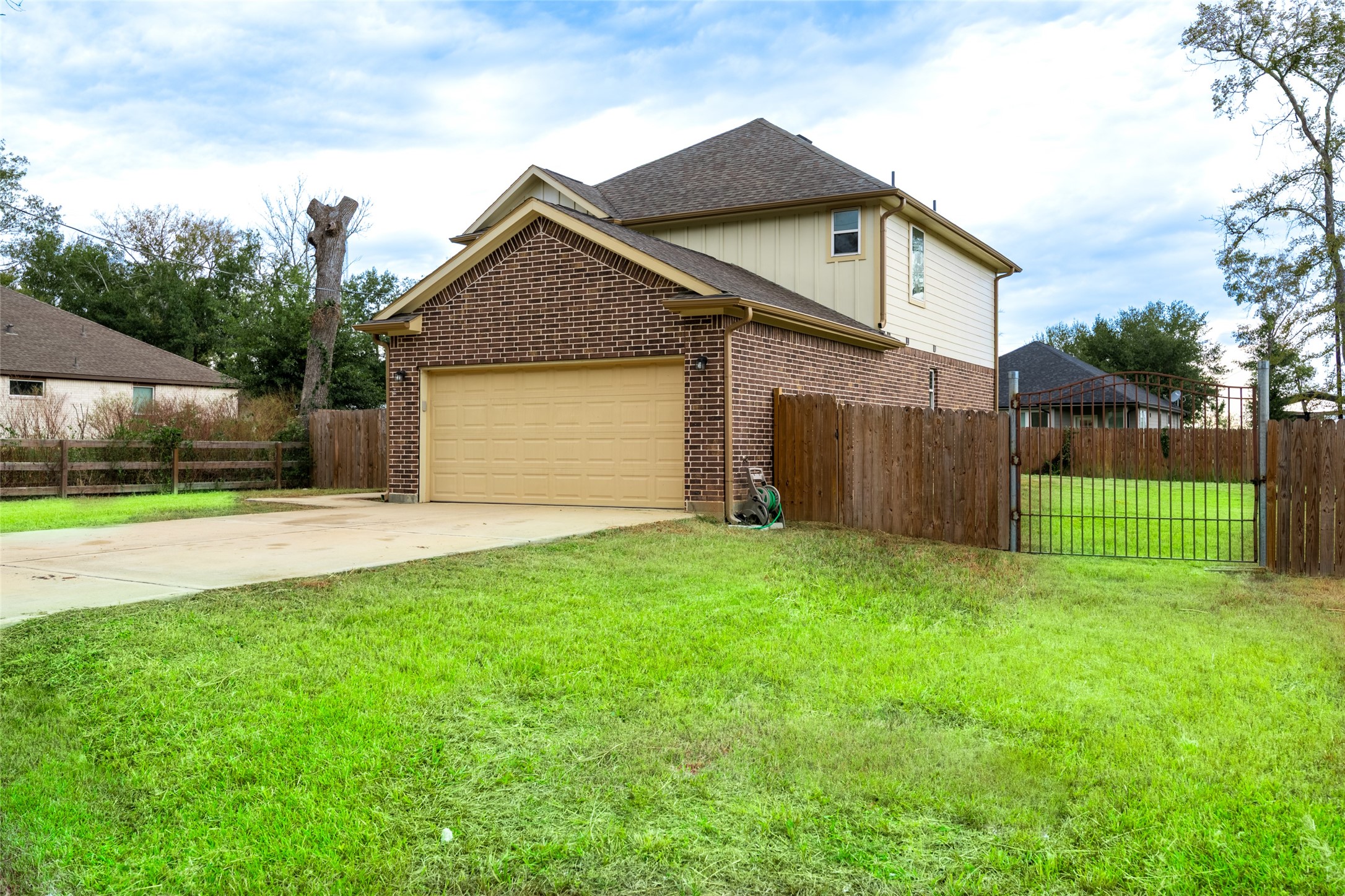 25012 Armagh Road Hempstead, TX 77445 - Photo 2 of 33 a front view of house with a garden