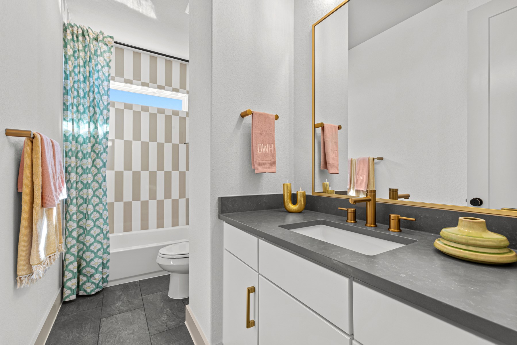 1034 Brickell Loop Austin, TX 78744 - Photo 15 of 30 Secondary Bathroom (Staged)