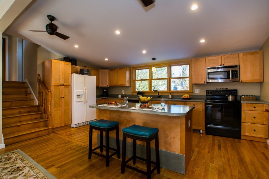 31 Arrow Road Norton, MA 02766 - Photo 3 of 28 Gallery Image 3
