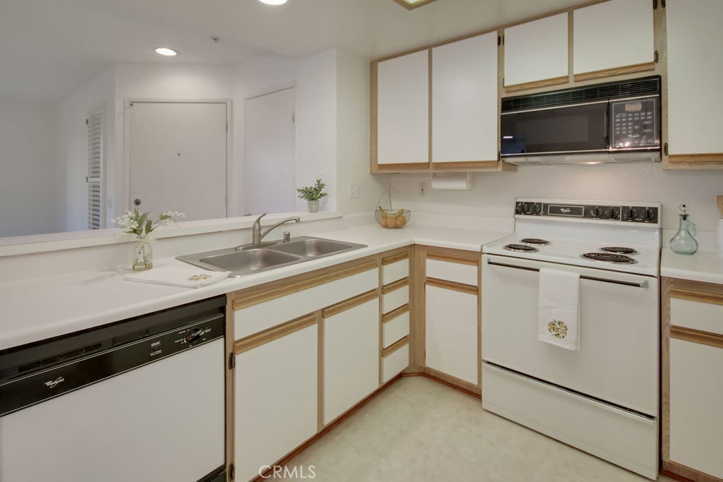 2800 Keller Drive, Unit 282 Tustin, CA 92782 - Photo 6 of 19 a kitchen with appliances a sink and cabinets