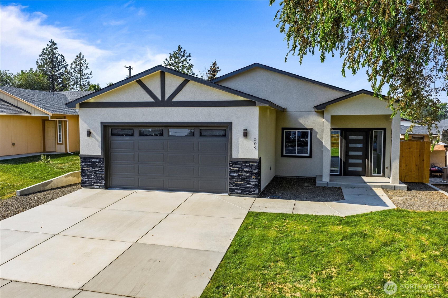 509 South Main Street Warden, WA 98857 - Photo 3 of 40 a front view of a house with garden
