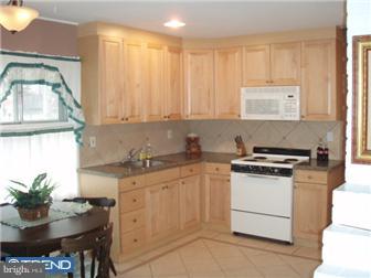 18 Beechtree Road Levittown, PA 19057 - Photo 5 of 11 Kitchen