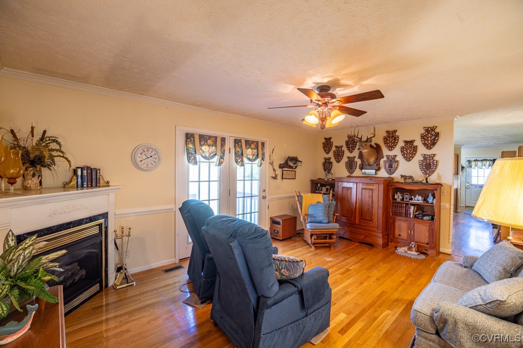 1416 Snead Spring Road Crewe, VA 23930 - Photo 18 of 35 a living room with furniture