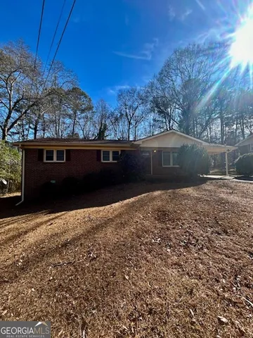 a view of house with a yard