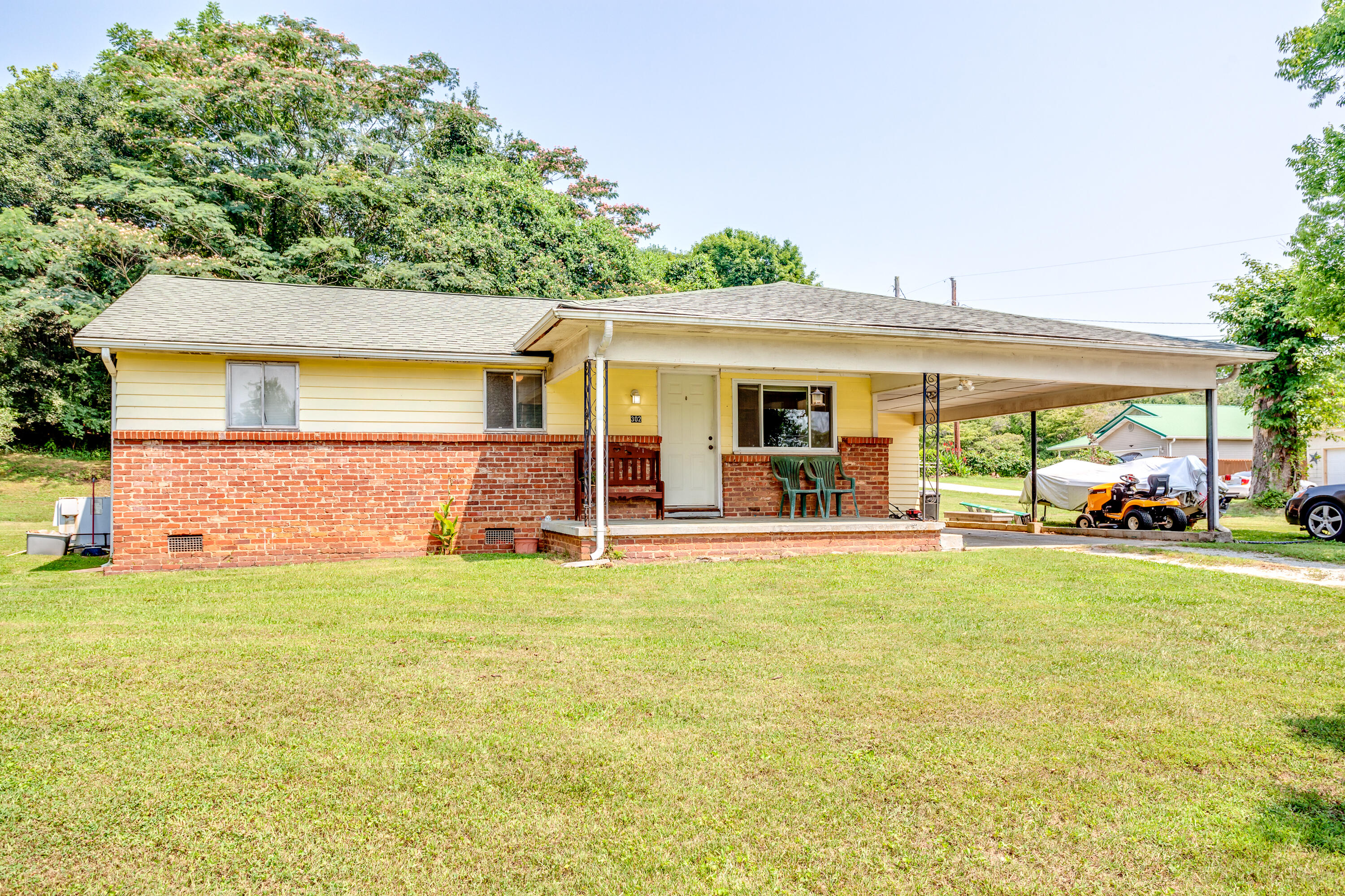 302 Lakeview Road Harriman, TN 37748 - Photo 2 of 24 002210723-3-302LakeviewRdHarrimanTN-SMAL