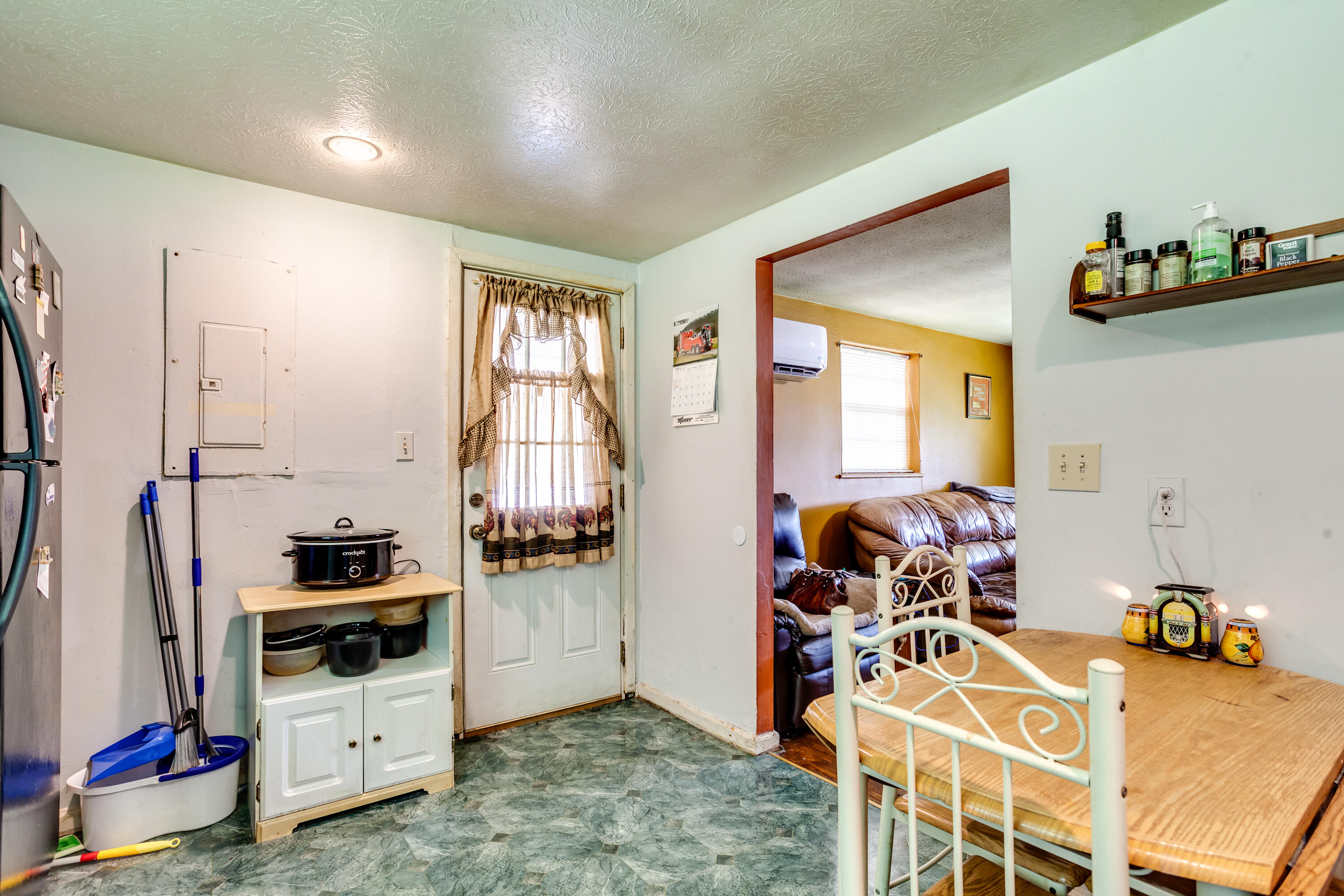 302 Lakeview Road Harriman, TN 37748 - Photo 11 of 24 011210723-3-302LakeviewRdHarrimanTN-SMAL
