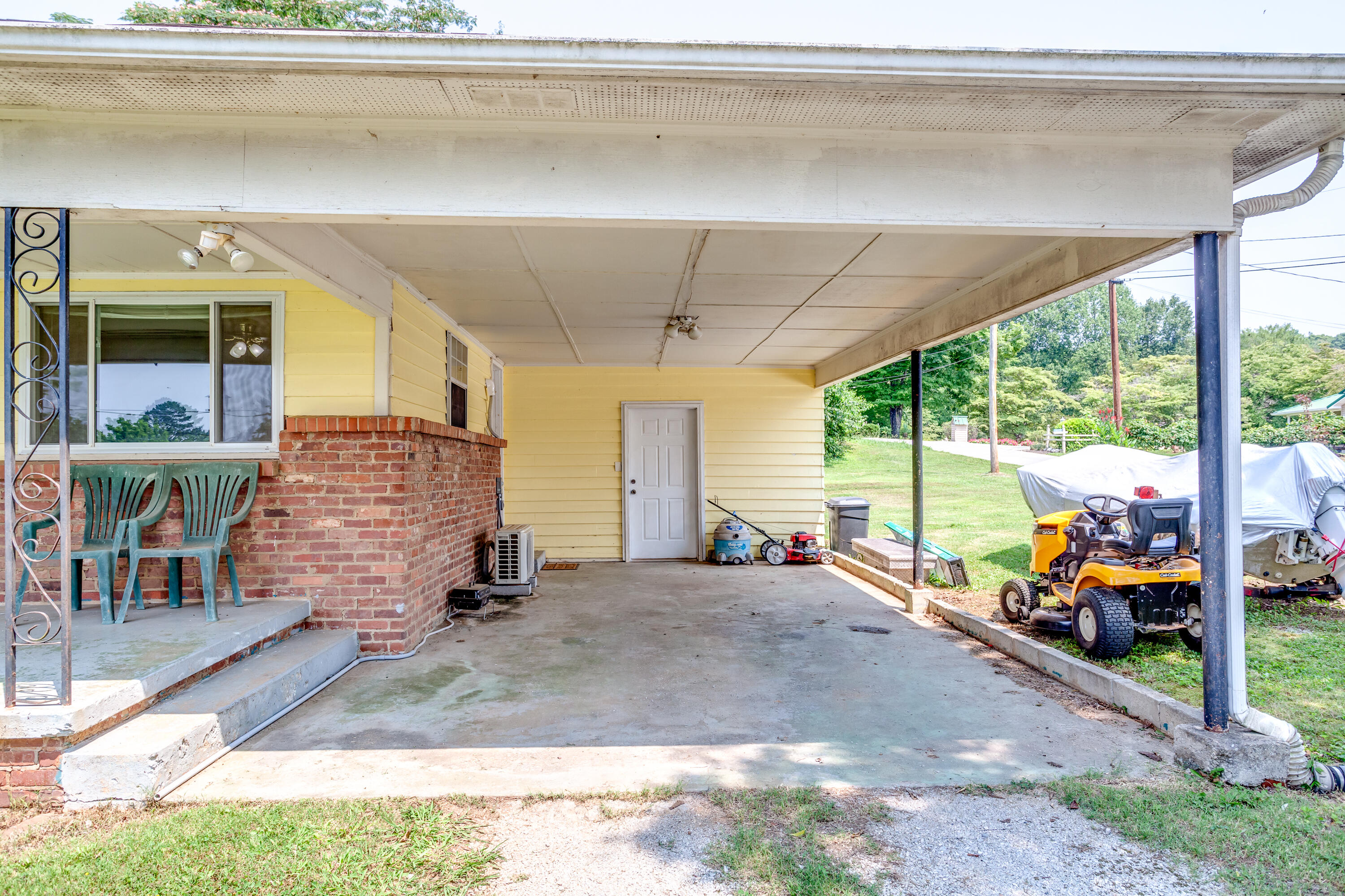 302 Lakeview Road Harriman, TN 37748 - Photo 4 of 24 004210723-3-302LakeviewRdHarrimanTN-SMAL