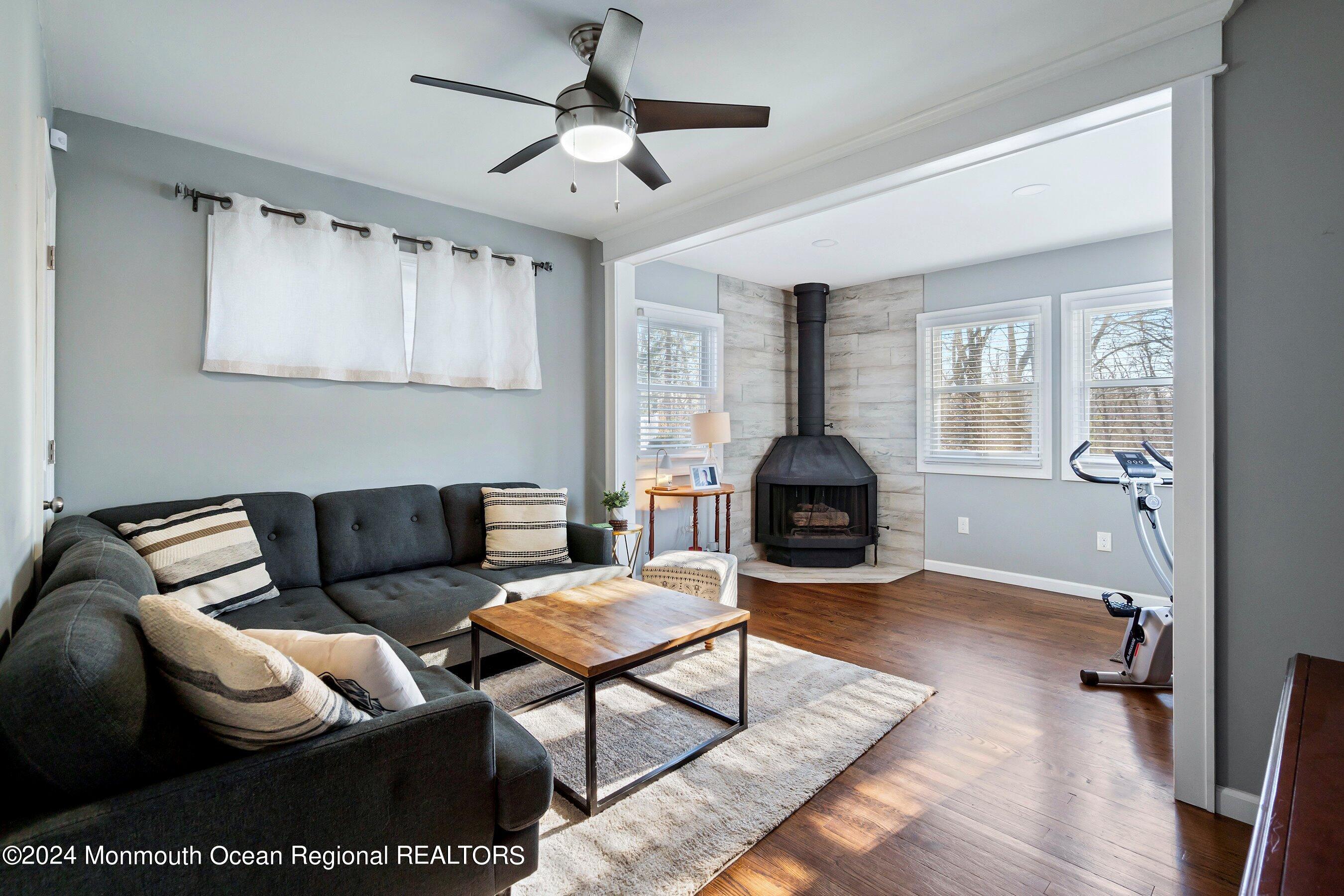 265 Edgeview Road Keyport, NJ 07735 - Photo 14 of 32 18-Living 1A