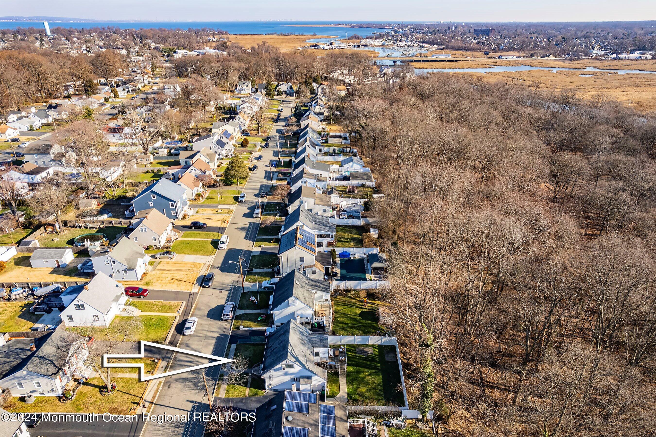 265 Edgeview Road Keyport, NJ 07735 - Photo 28 of 32 03-Side Right 1 with Arrow