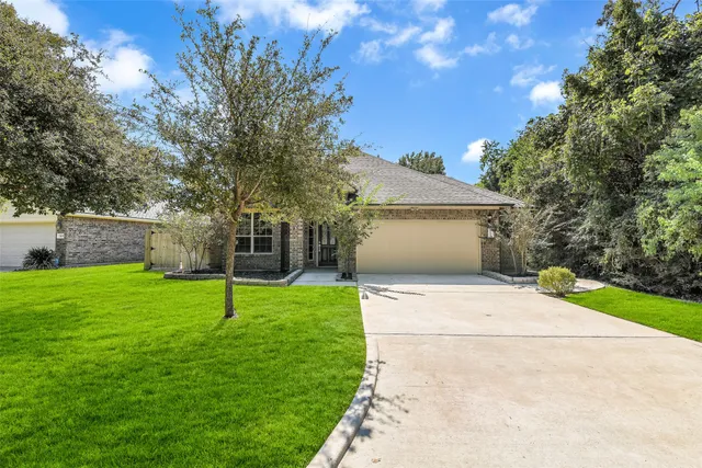 a view of back yard of the house