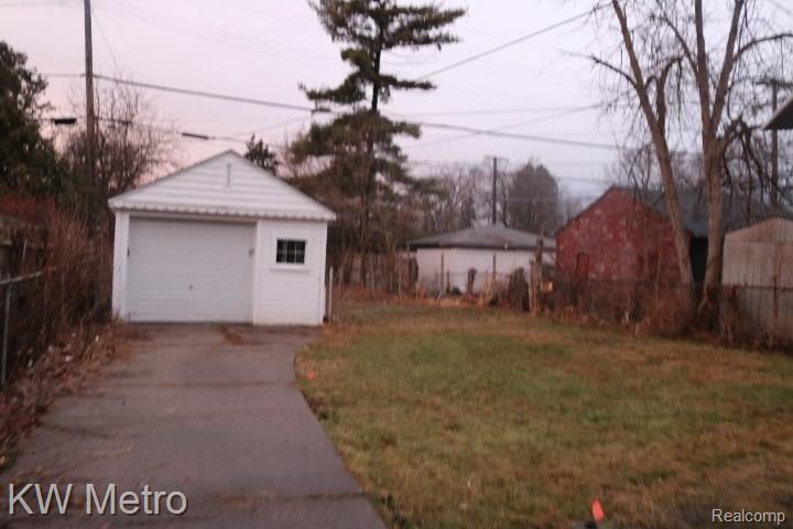 10463 Roxbury Street Detroit, MI 48224 - Photo 4 of 24 1-Car Plus Detached garage & Fenced Back yard