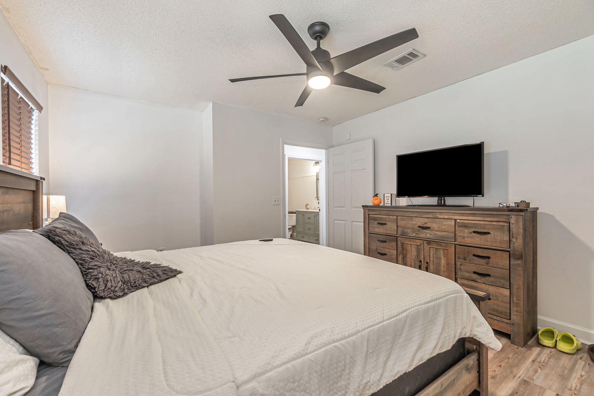 5154 Rosebud Avenue Crestview, FL 32539 - Photo 18 of 24 a bedroom with a bed and a flat screen tv