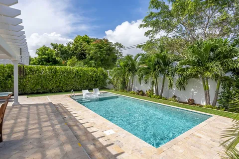 a view of a backyard