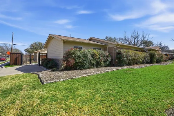 a view of a back yard of the house