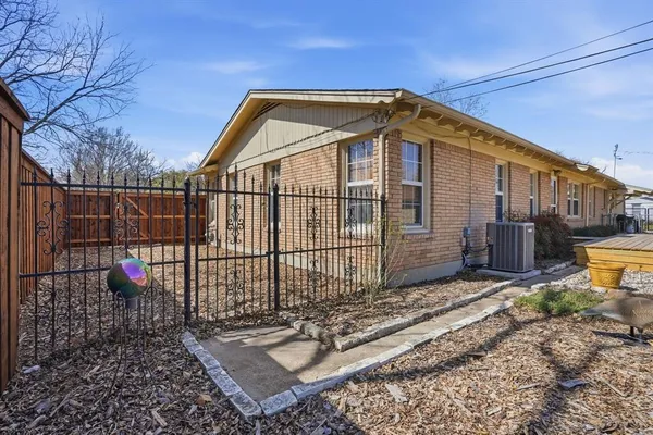 a view of a small yard in front of a house