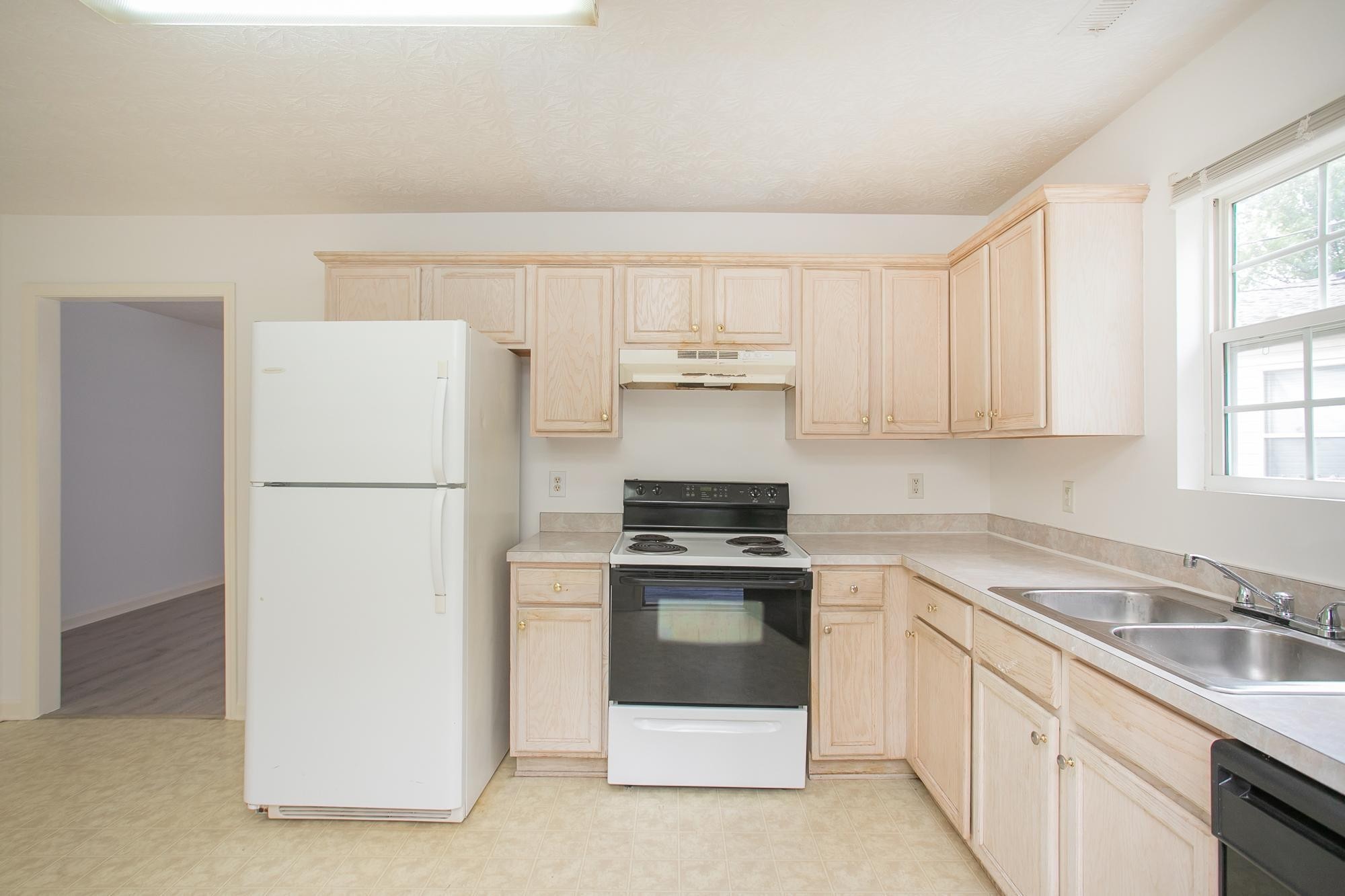 517 Longleaf Court Nashville, TN 37207 - Photo 40 of 41 a kitchen with a stove a refrigerator and a sink