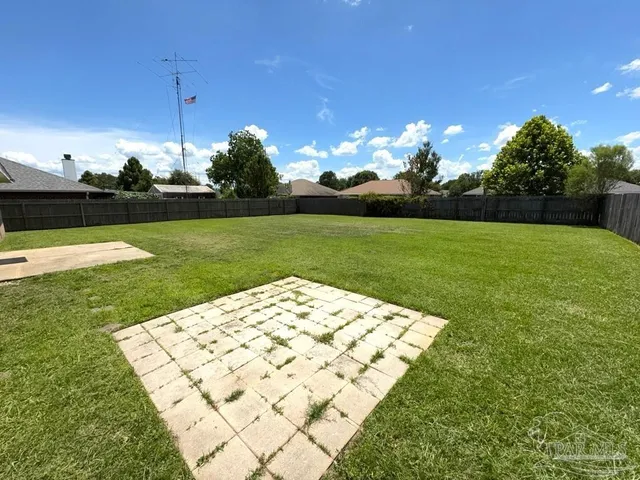 a view of a backyard