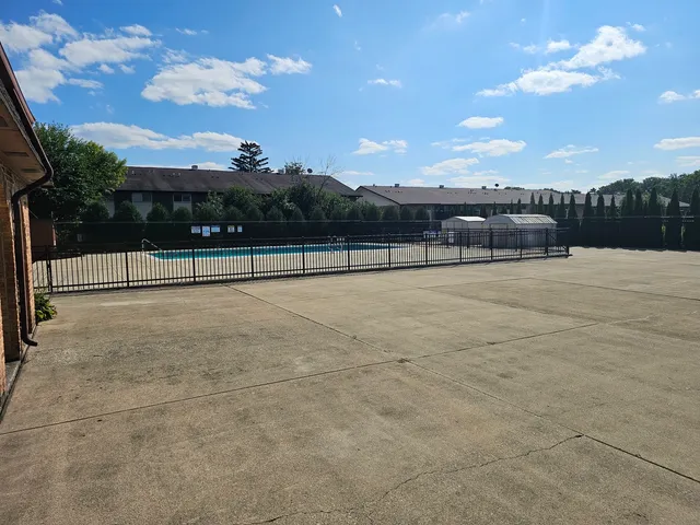 $179,900 | 2 B Kingery Quarter, Unit 207, Willowbrook, IL 60527