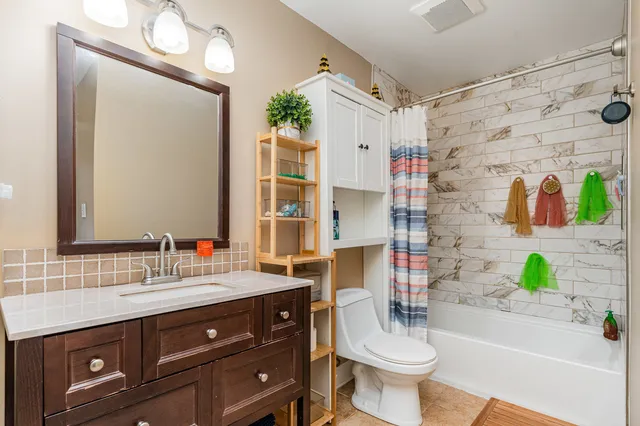 $179,900 | 2 B Kingery Quarter, Unit 207, Willowbrook, IL 60527