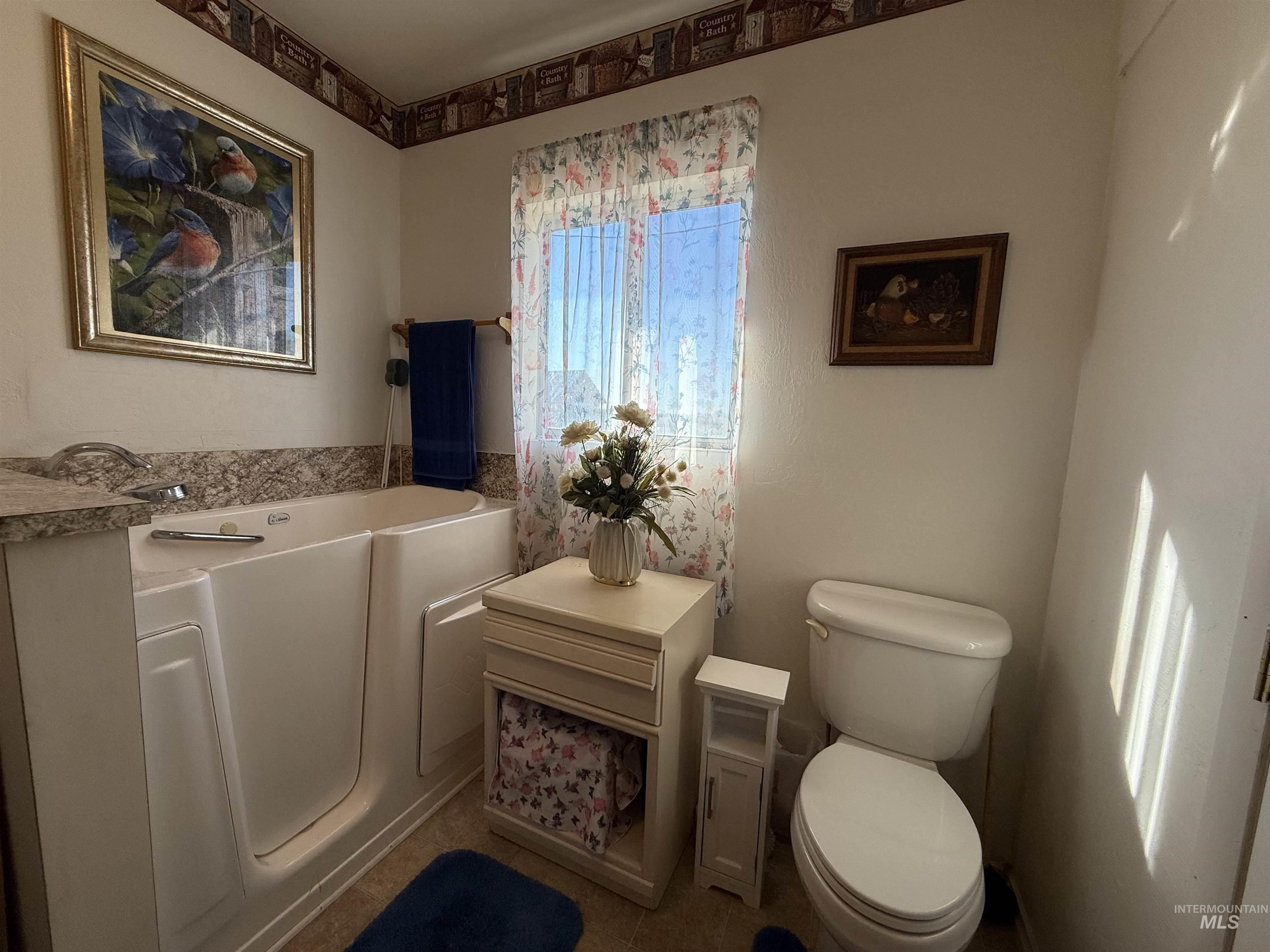 19241 West Homedale Road Caldwell, ID 83607 - Photo 31 of 35 Bathroom featuring a bath and toilet