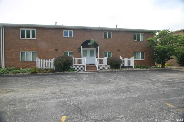 $98,900 | 3715 35th Street, Unit 4, Moline, IL 61265