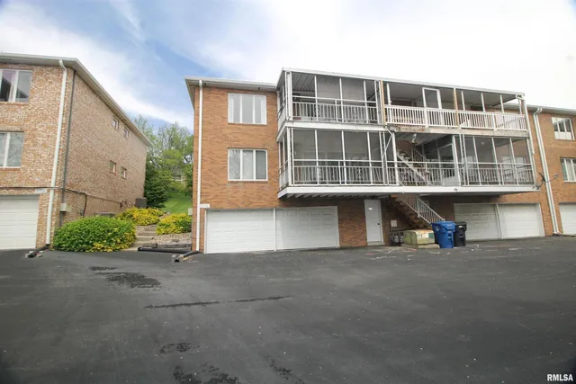 $98,900 | 3715 35th Street, Unit 4, Moline, IL 61265
