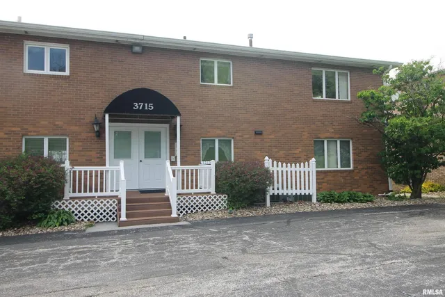 $98,900 | 3715 35th Street, Unit 4, Moline, IL 61265