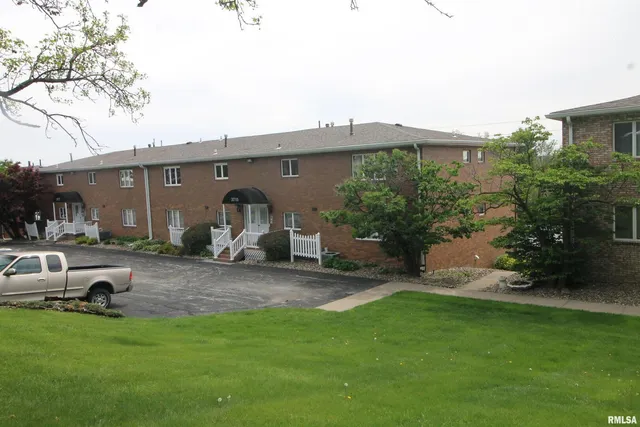 $98,900 | 3715 35th Street, Unit 4, Moline, IL 61265