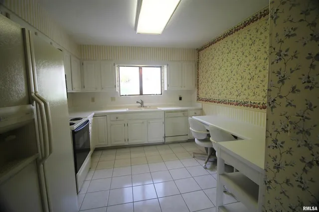 $98,900 | 3715 35th Street, Unit 4, Moline, IL 61265