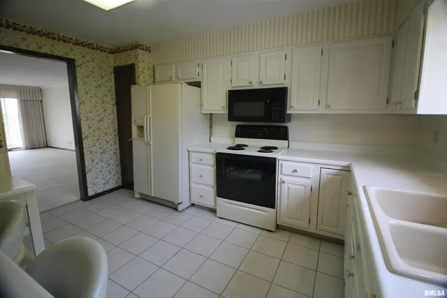 $98,900 | 3715 35th Street, Unit 4, Moline, IL 61265