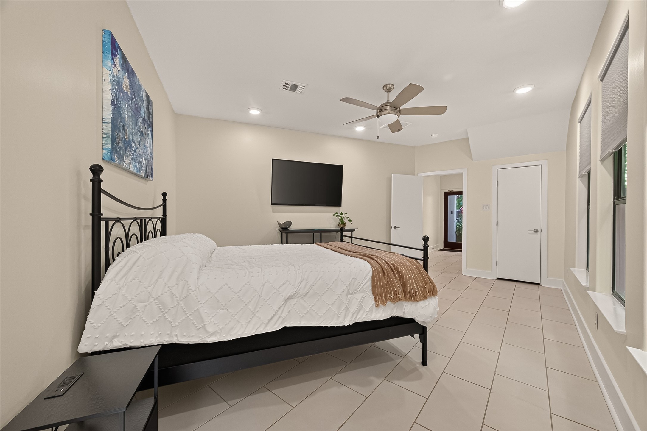 1767 Michigan Street Houston, TX 77006 - Photo 19 of 33 Another view of the first floor bedroom.