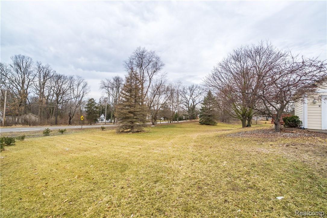 11405 Whitaker Road Fenton, MI 48430 - Photo 3 of 18 11405 Whitaker 2.jpg