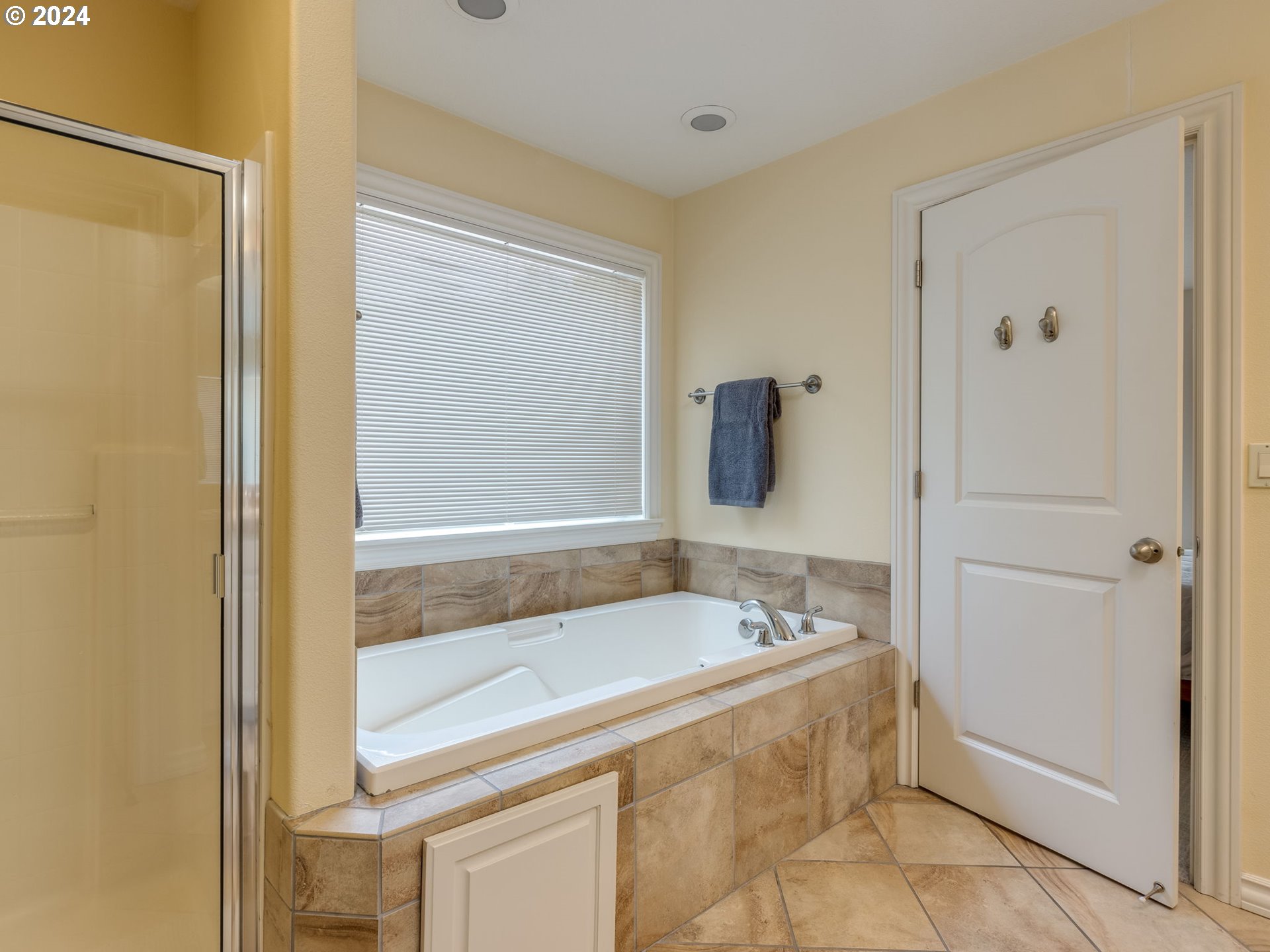 5316 Lower Drive Lake Oswego, OR 97035 - Photo 19 of 25 a bathroom with a tub sink and mirror