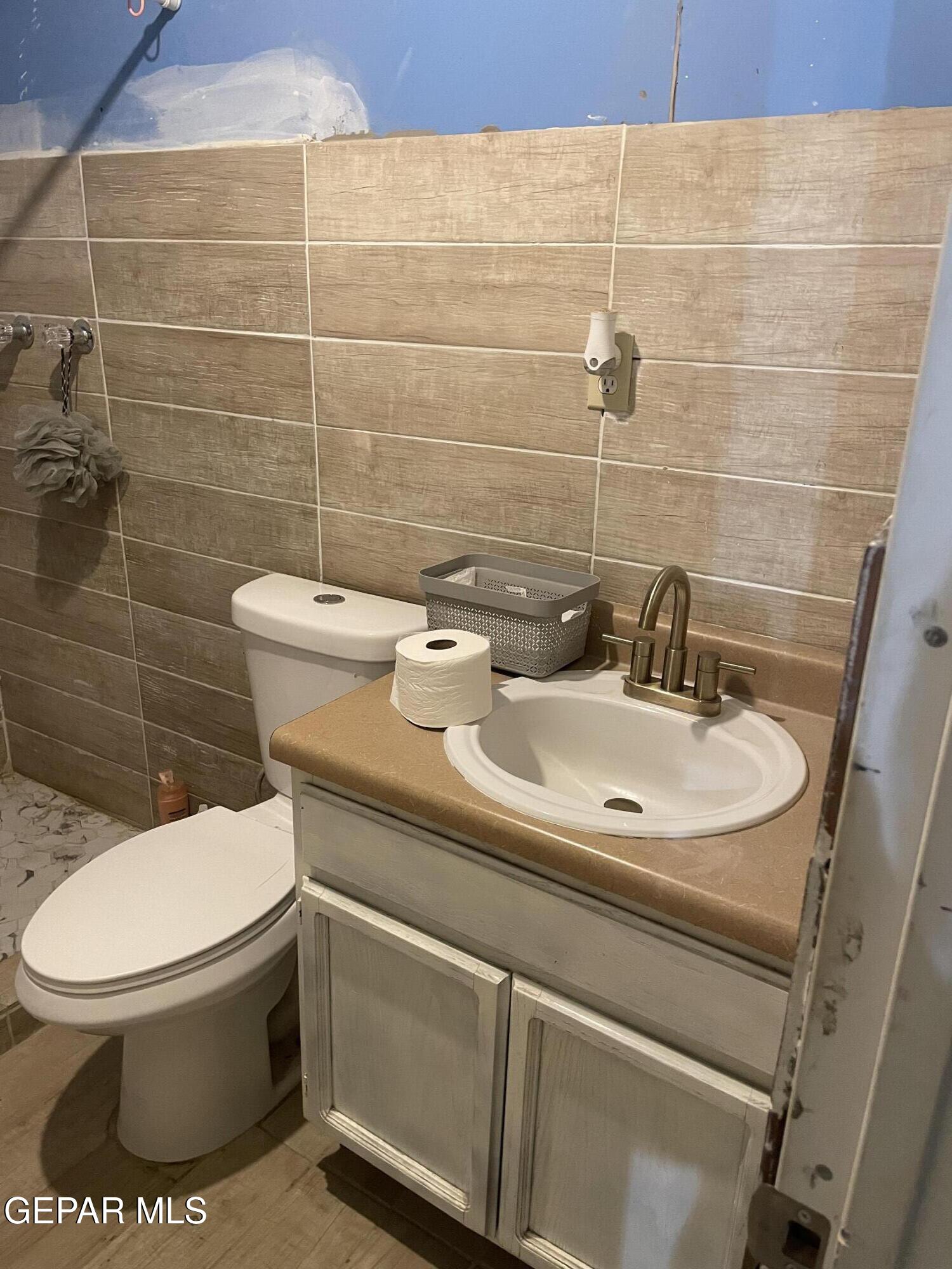 966 Traymore Road El Paso, TX 79928 - Photo 13 of 27 a bathroom with a toilet and a sink