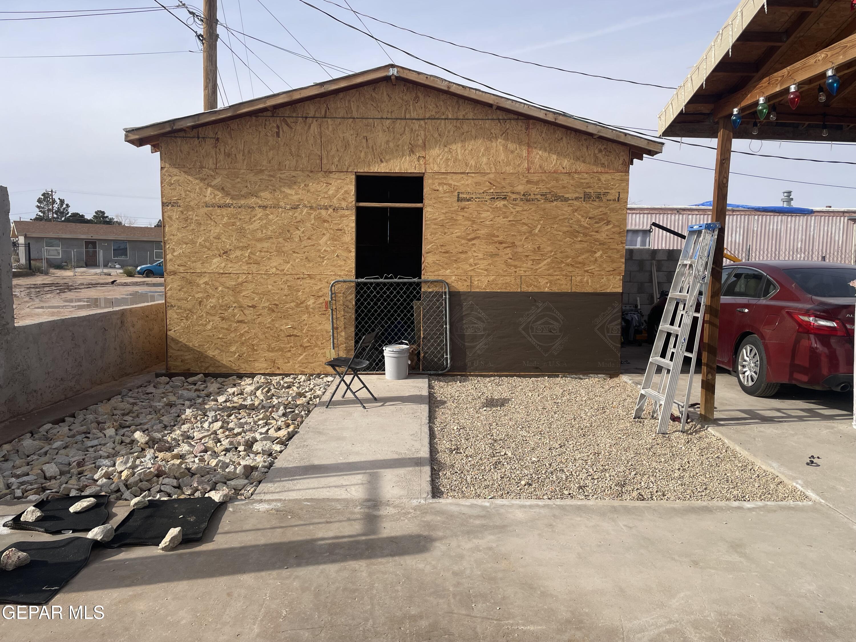 966 Traymore Road El Paso, TX 79928 - Photo 3 of 27 a front view of a house