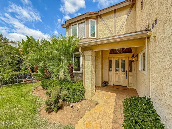 a view of a house with backyard