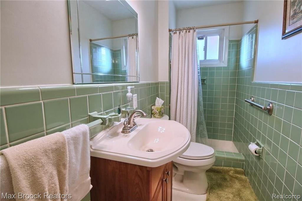 28379 New Castle Road Farmington Hills, MI 48331 - Photo 21 of 24