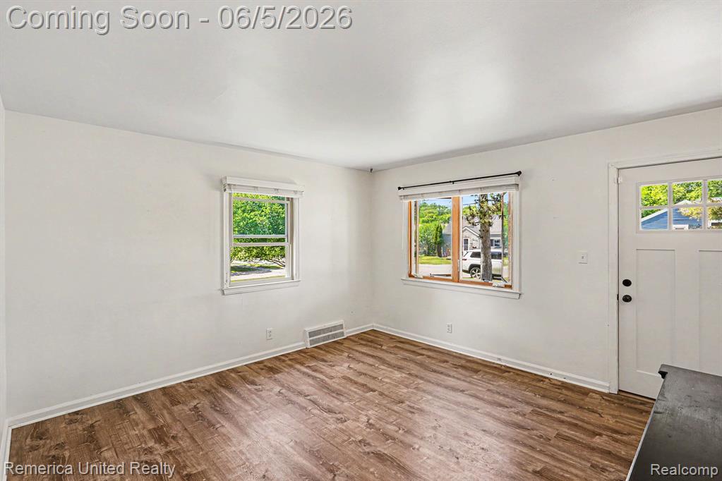 1024 Lee Street Fenton, MI 48430 - Photo 4 of 32