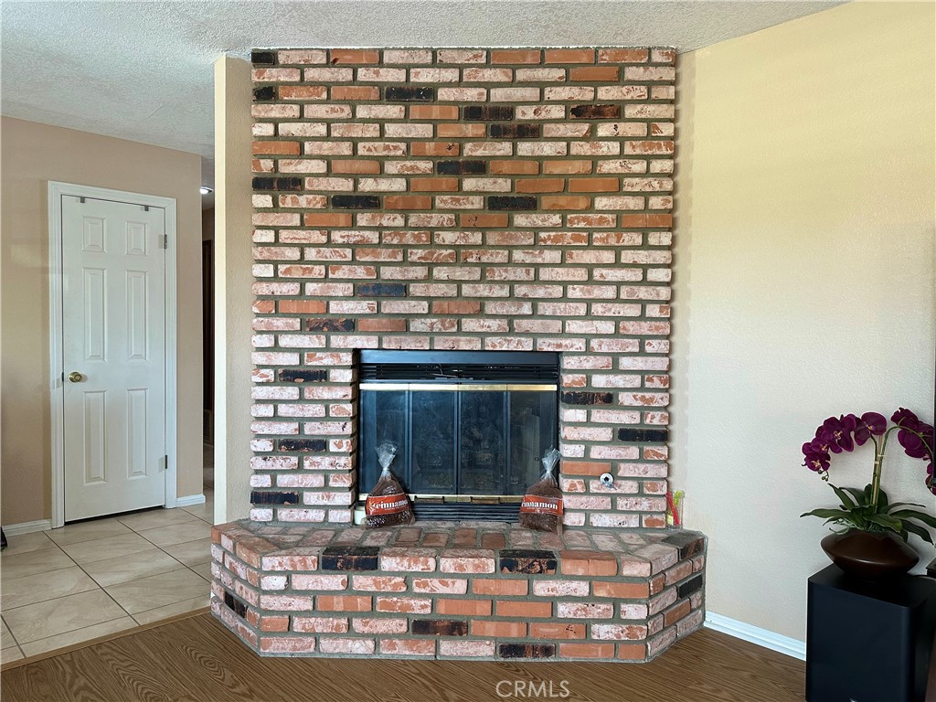 18143 Kalin Ranch Drive Victorville, CA 92395 - Photo 12 of 28 a living room with furniture