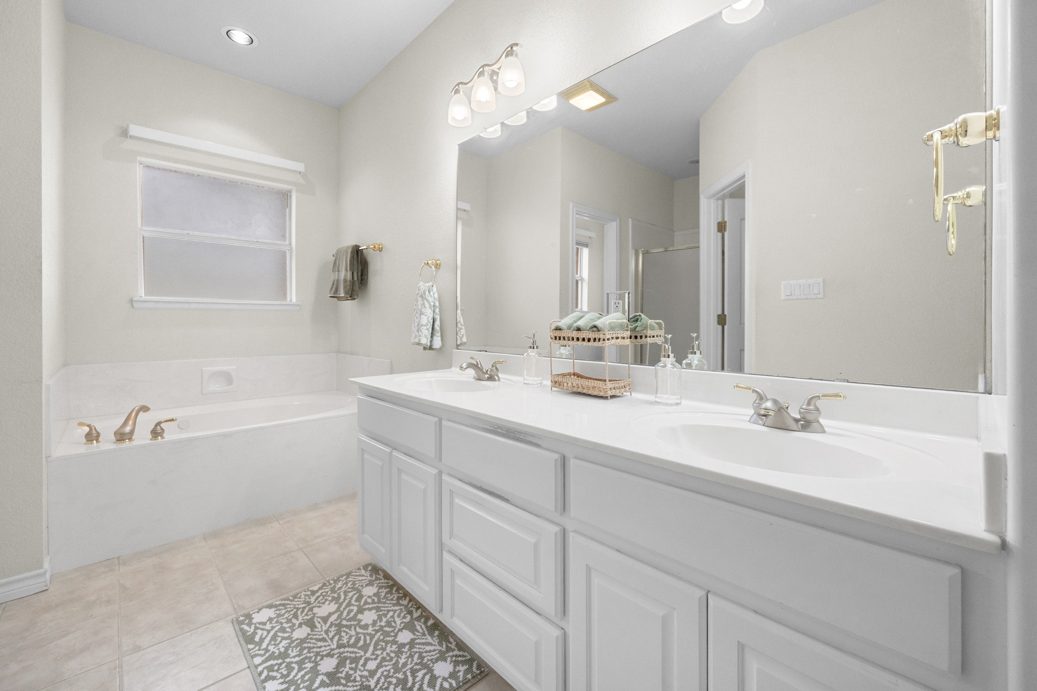 202 High Point Way Georgetown, TX 78626 - Photo 18 of 39 Primary Bathroom