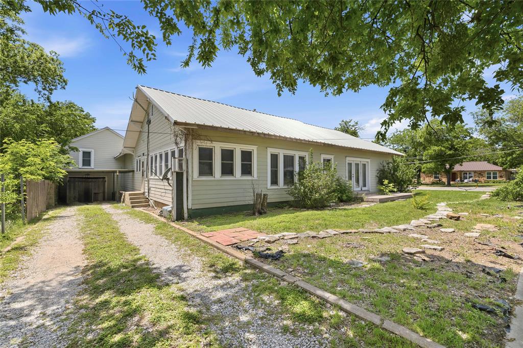 701 4th Street Goldthwaite, TX 76844 - Photo 32 of 32 a view of a house with backyard and sitting area