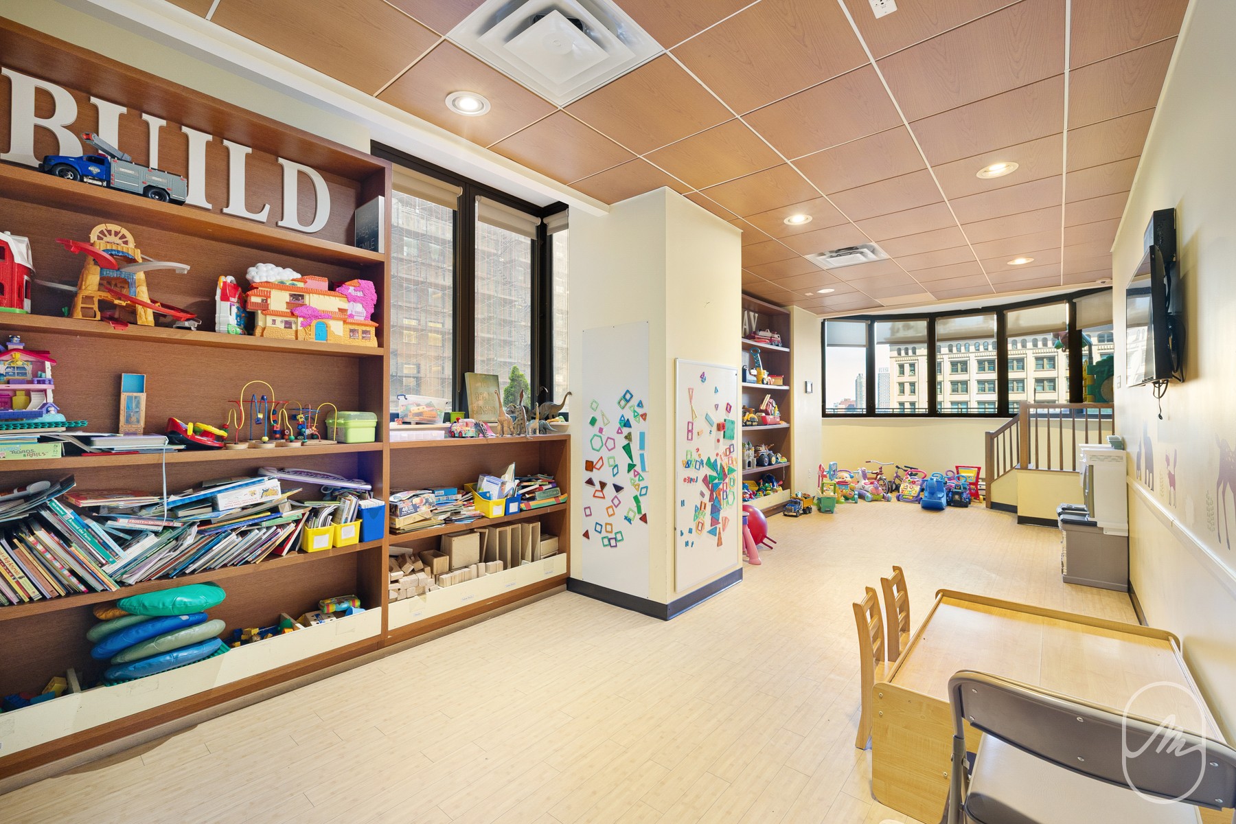 330 East 38th Street, Unit 23Q Manhattan, NY 10016 - Photo 21 of 30 a very nice looking room with lots of furniture and a large window