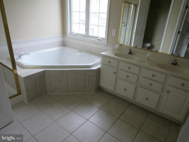 4802 White Marsh Road Baltimore, MD 21237 - Photo 9 of 17 Bath (Master)