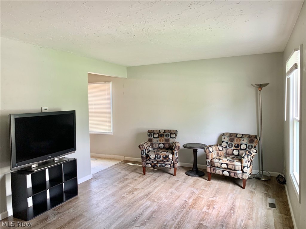 19508 Longbrook Road Cleveland, OH 44128 - Photo 2 of 22