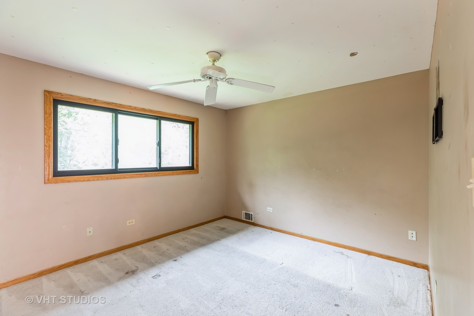 438 Tamarack Street Park Forest, IL 60466 - Photo 19 of 25 a view of an empty room with a window
