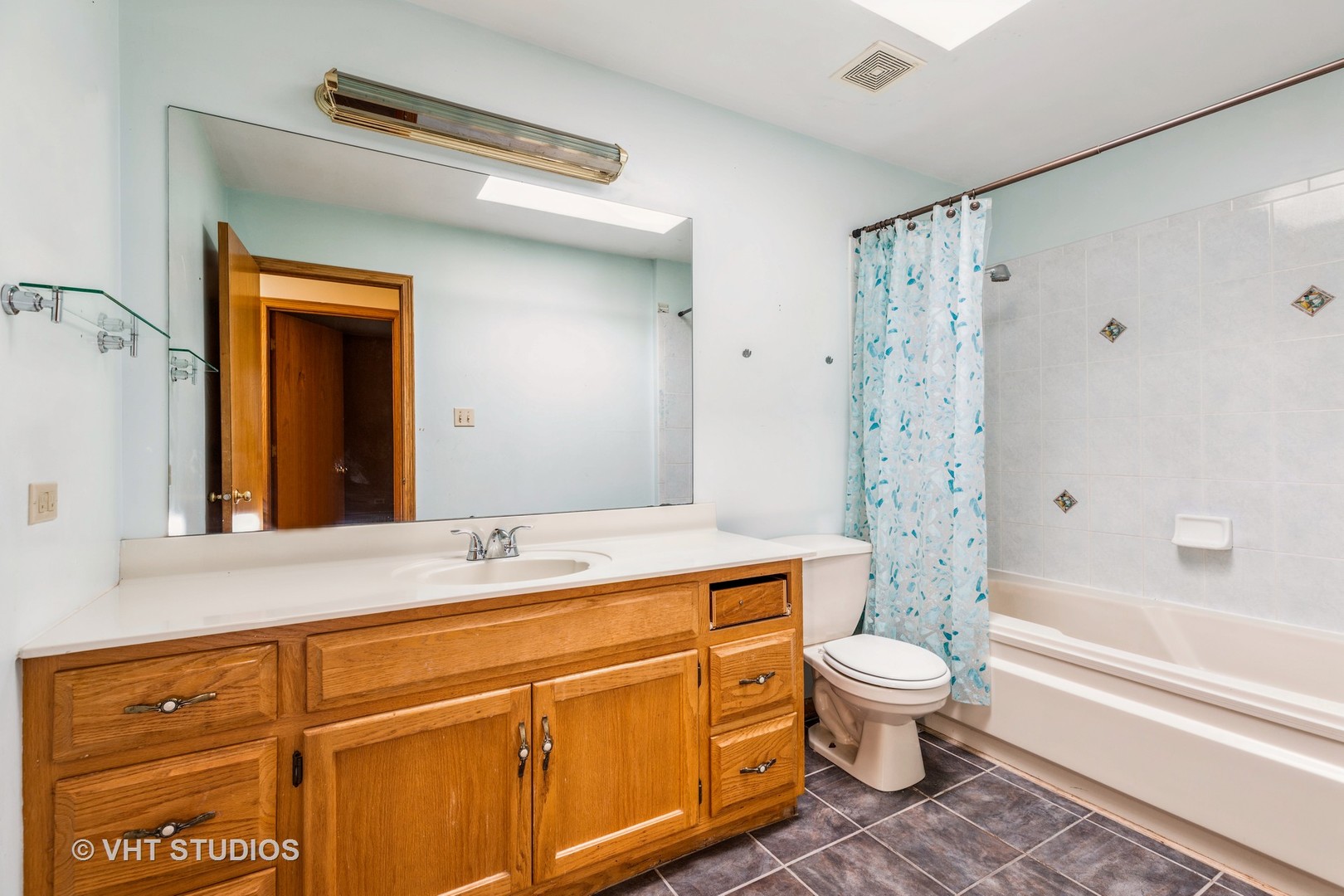 438 Tamarack Street Park Forest, IL 60466 - Photo 22 of 25 a bathroom with a sink a toilet and a bathtub