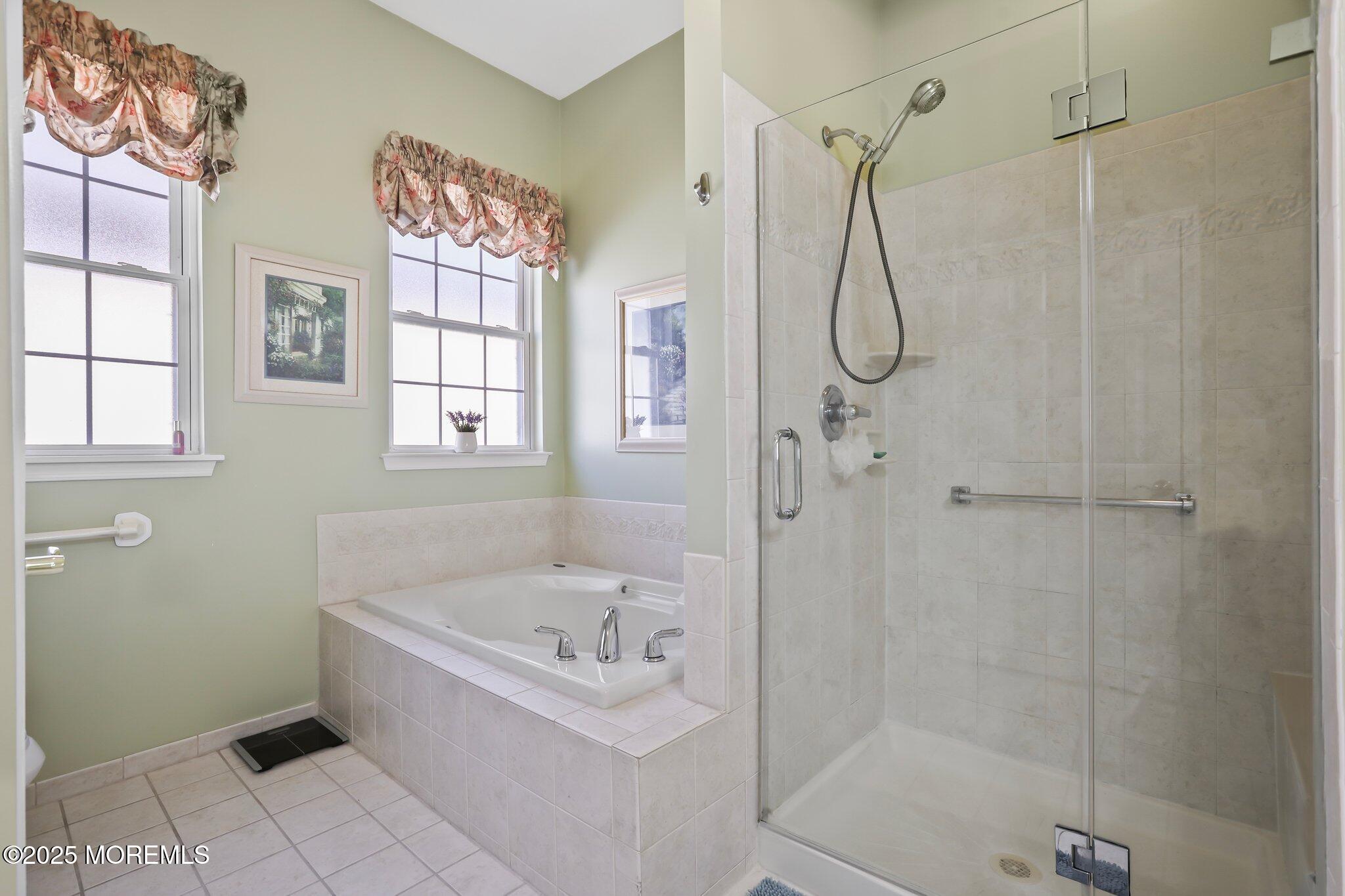 28 Inverness Lane Jackson, NJ 08527 - Photo 17 of 22 Soaking Tub - Shower